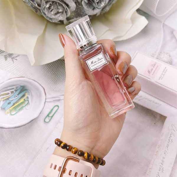 Thiết kế chai nước hoa Dior Miss Dior Blooming Bouquet Roller Pearl EDP 20ml nhỏ xinh, tiện lợi